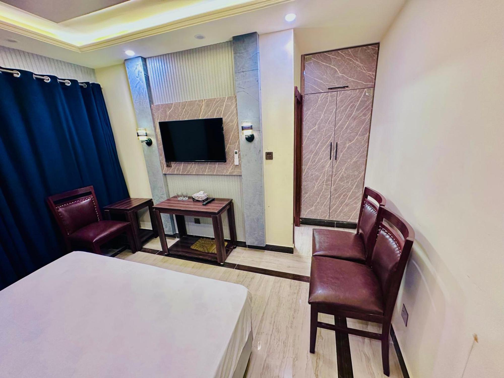 Blue Moon Continental Hotel Исламабад Екстериор снимка