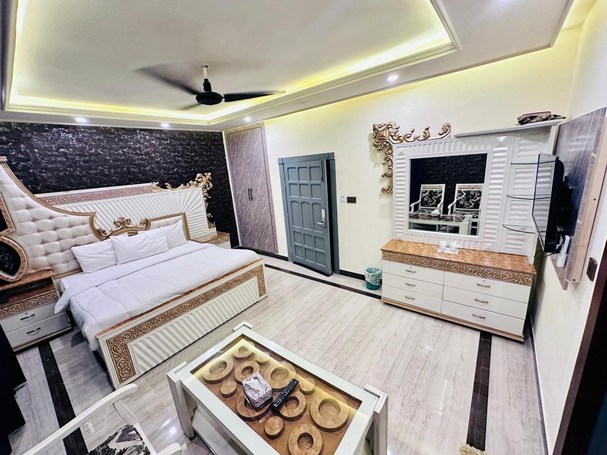 Blue Moon Continental Hotel Исламабад Екстериор снимка