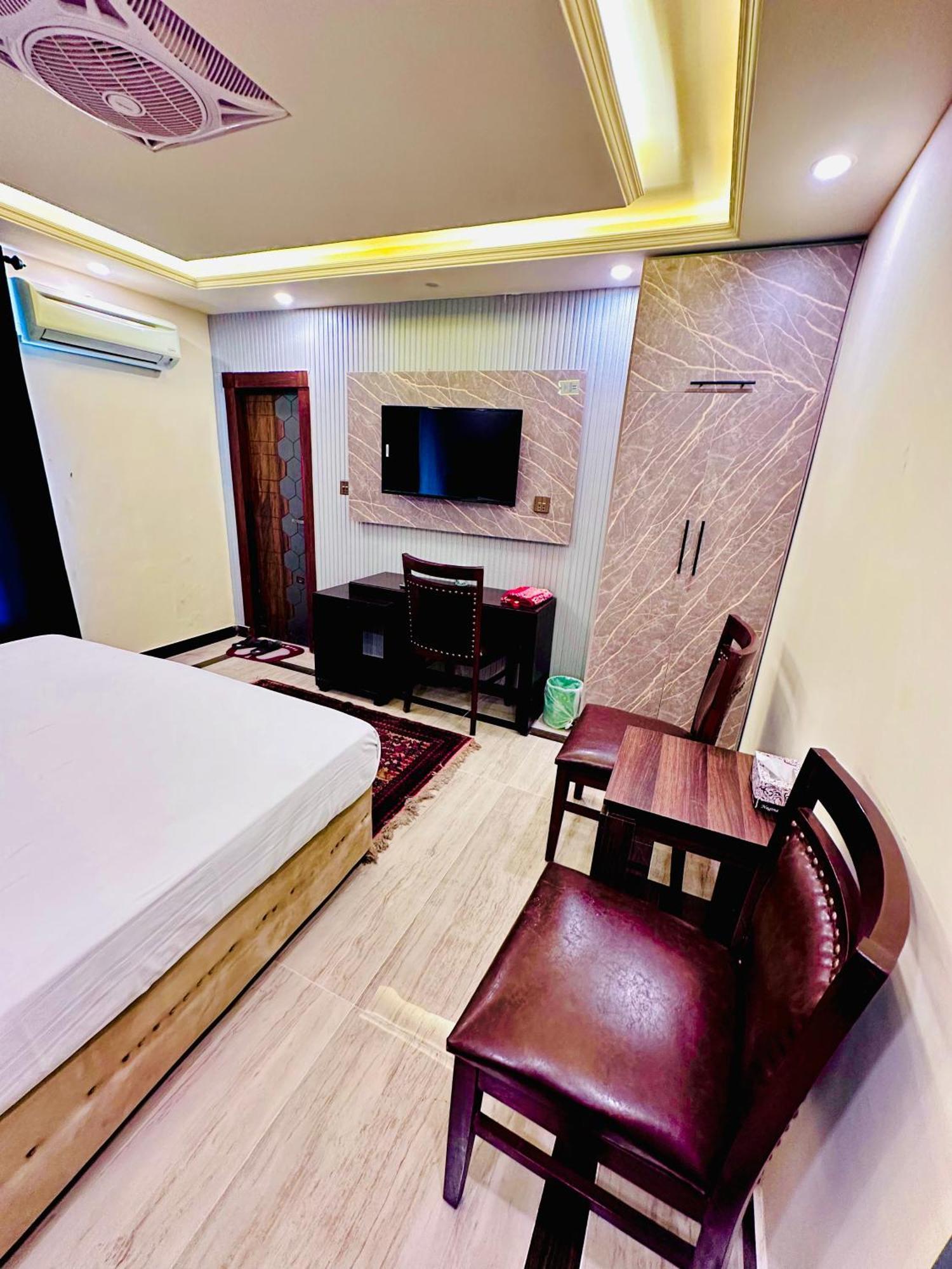 Blue Moon Continental Hotel Исламабад Екстериор снимка