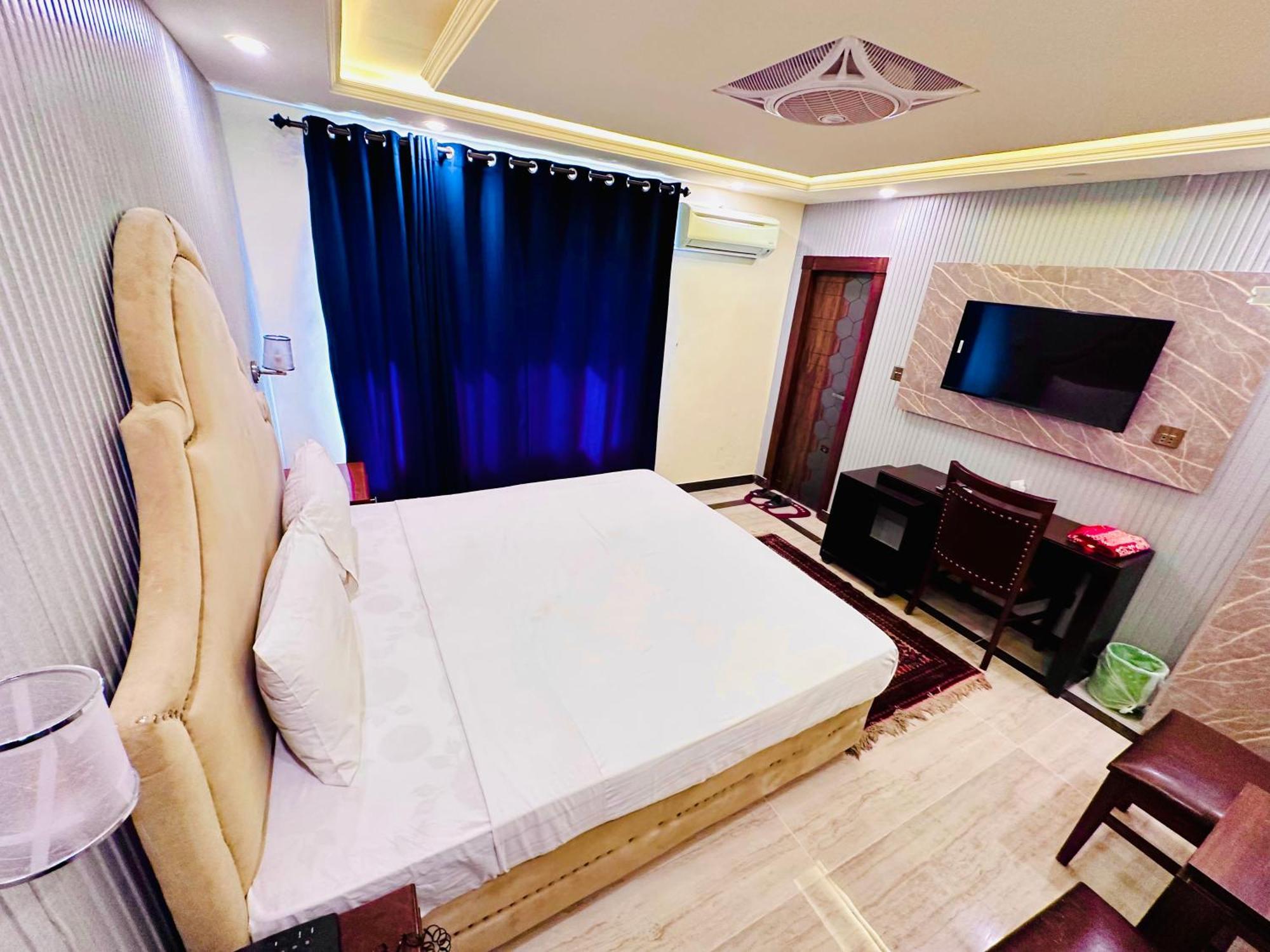 Blue Moon Continental Hotel Исламабад Екстериор снимка