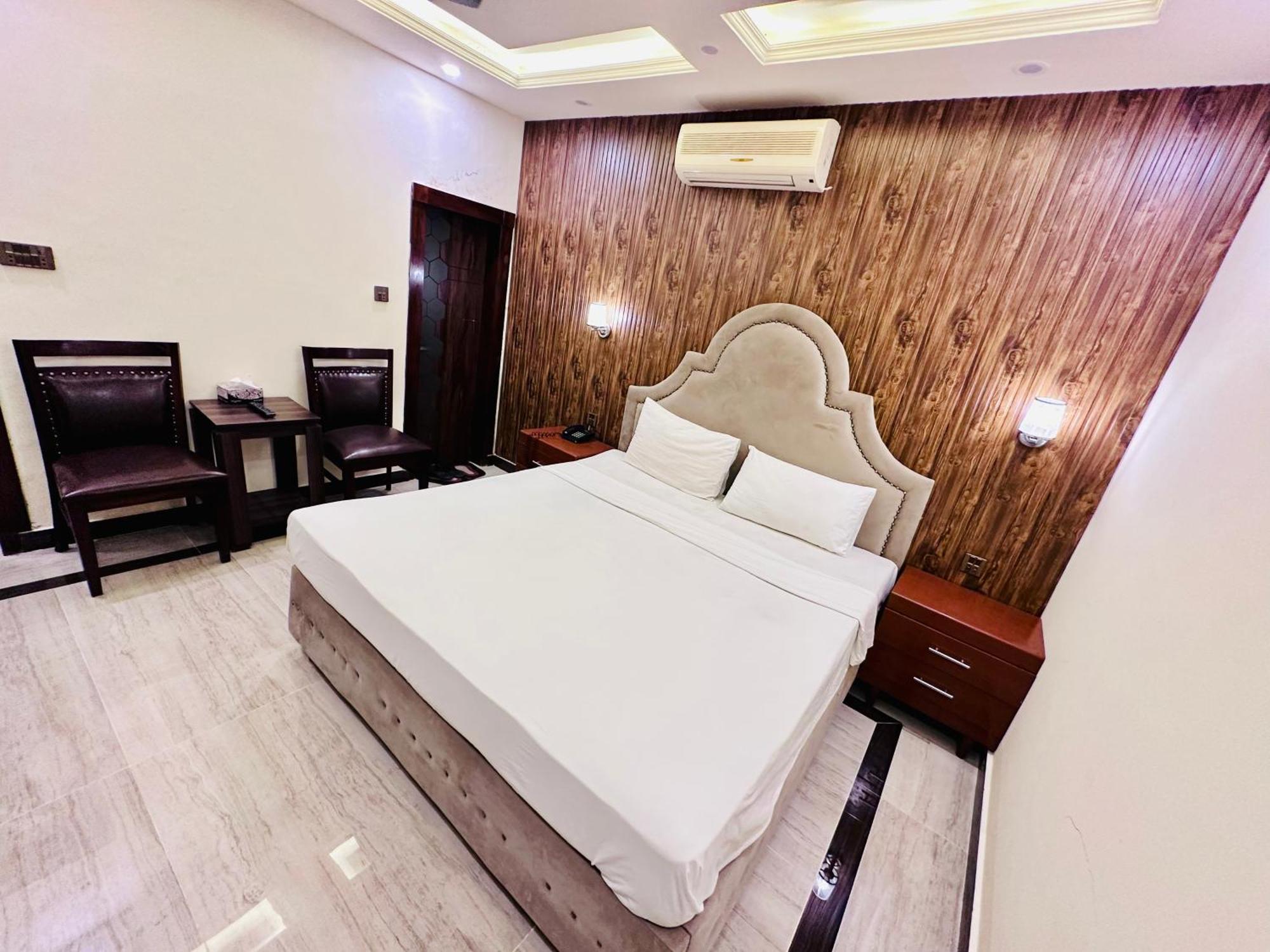 Blue Moon Continental Hotel Исламабад Екстериор снимка