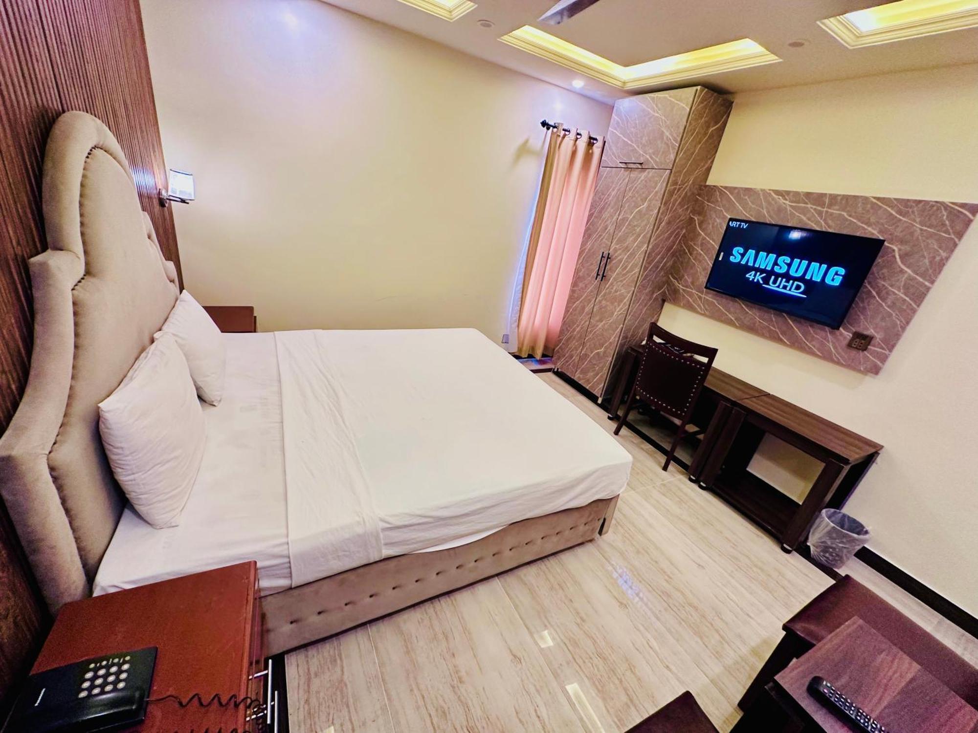 Blue Moon Continental Hotel Исламабад Екстериор снимка